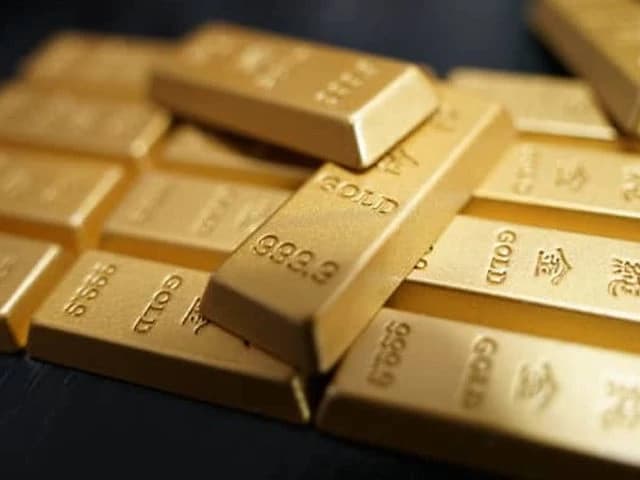 Gold slips as global rally stalls