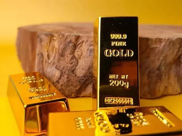 Gold prices decline by Rs3,500 per tola in local market