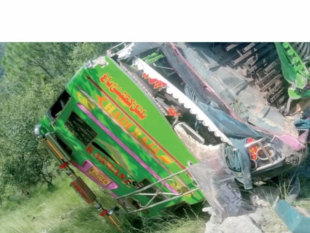 Murree bus crash claims five lives