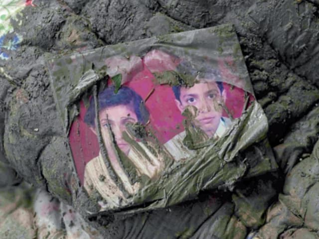 Rescuers search mud as Nepal-China toll nears 3,000