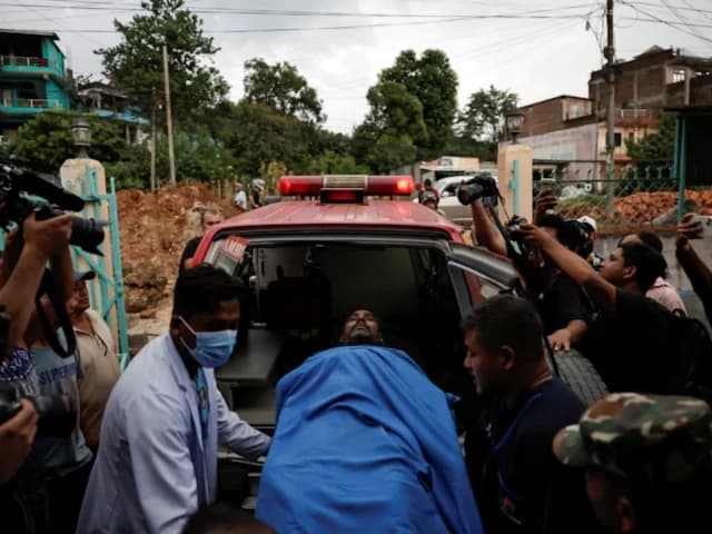 At least 95 dead and hundreds of tourists missing near Tibet border
