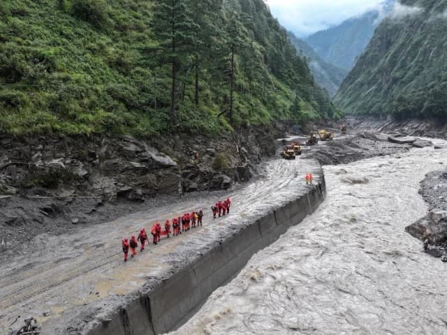 Nepal seeking to reach survivors in tunnel as risk of new floods rises