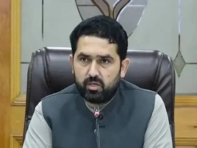 PESHAWAR:A total of 827 cases involving government officers and employees have been reported in Khyber-Pakhtunkhwa since October 2025, with disciplinary proceedings resulting in penalties against 589 officials, while 198 cases are still under process.The figures were presented at a high-level meeting chaired by K-P Chief Minister Muhammad Sohail Afridi to review accountability proceedings against government officials and employees