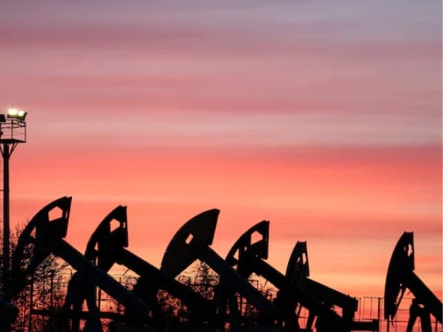 Oil on track for weekly loss even as Iran tensions simmer