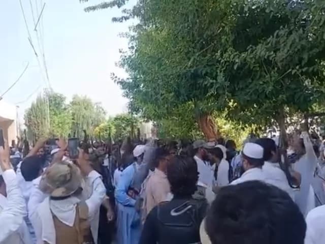 Bannu police protest over transfer of seven K-P officials, boycott duties