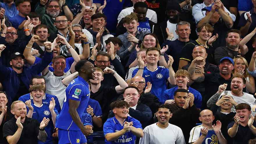Chelsea and Fulham reach League Cup third round as Welbeck scores on debut